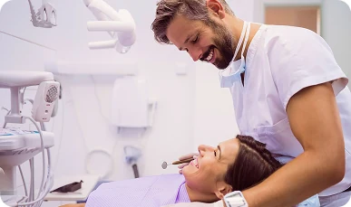 Dentista atendendo uma paciente em consultório