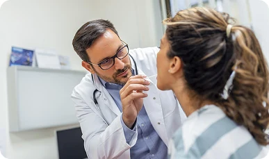Otorrinolaringologista avaliando uma paciente